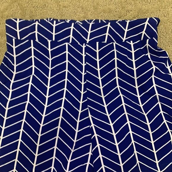 Blossom Boutique Ladies M Blue & White Patterned Silky-feeling Shorts - Picture 3 of 7